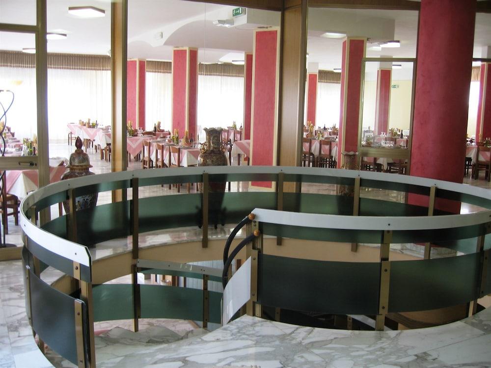 Hotel Reali Chianciano Terme Exterior photo